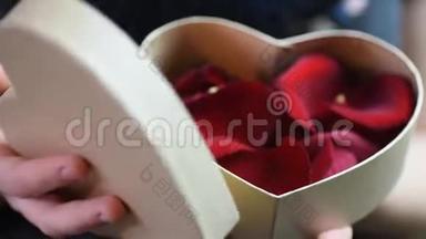 情人节礼物。 少女启心礼盒，玫瑰花瓣